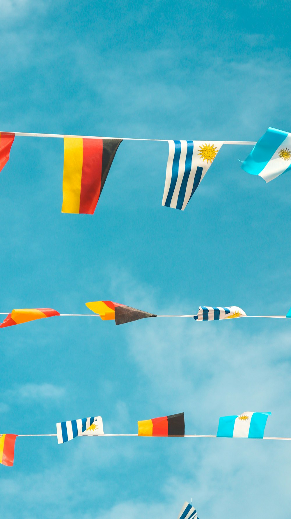 un groupe de drapeaux qui flottent dans les airs