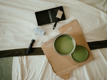 a couple of cups that are on a bed