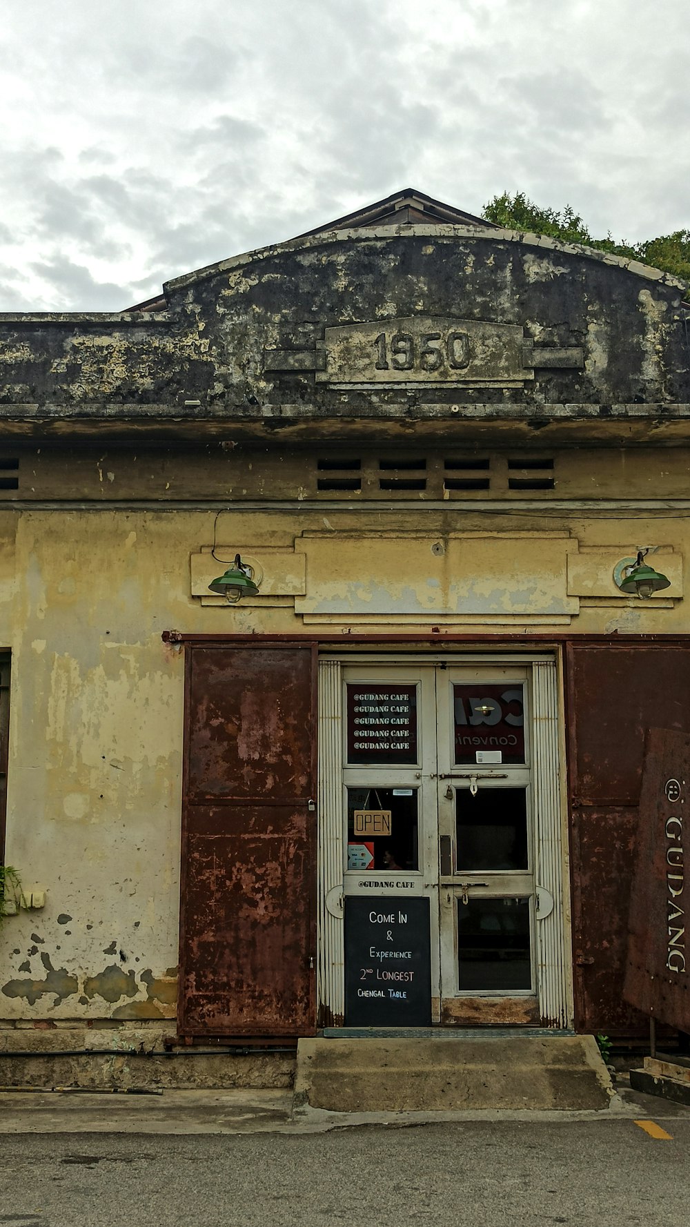 ein altes Gebäude mit einem Schild an der Vorderseite