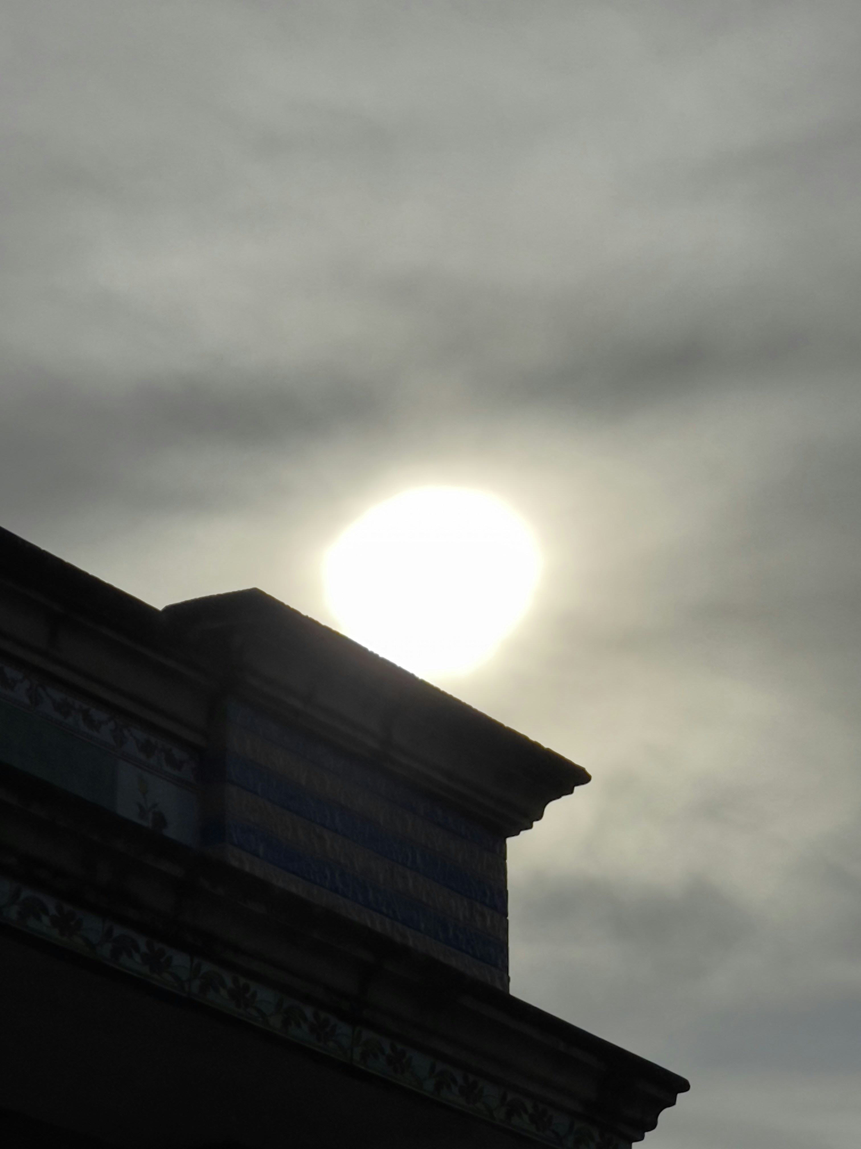 Die Sonne scheint hell über ein Gebäude