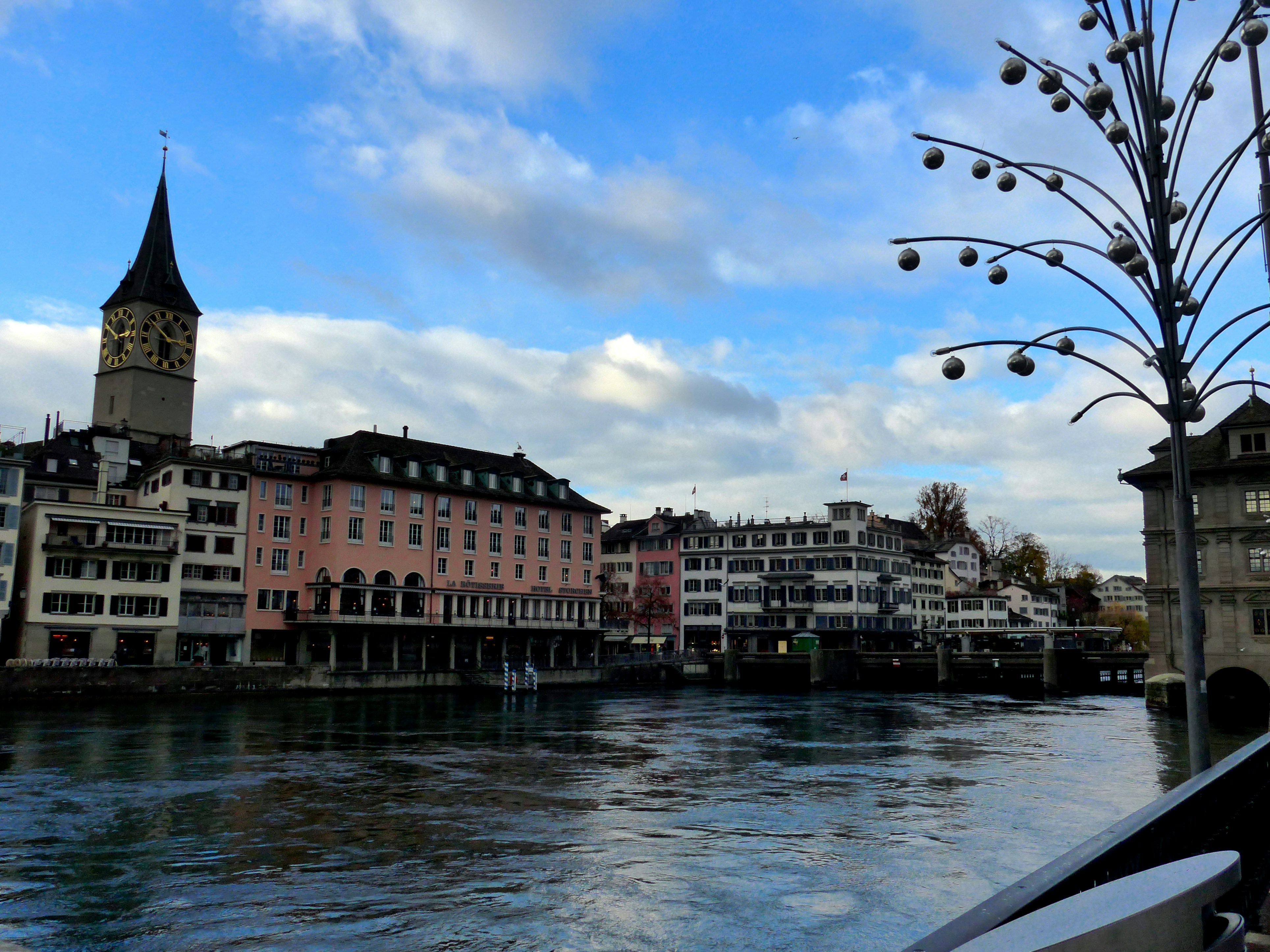 photo-1674391341447-a1ed262e1c7a?ixid=M3