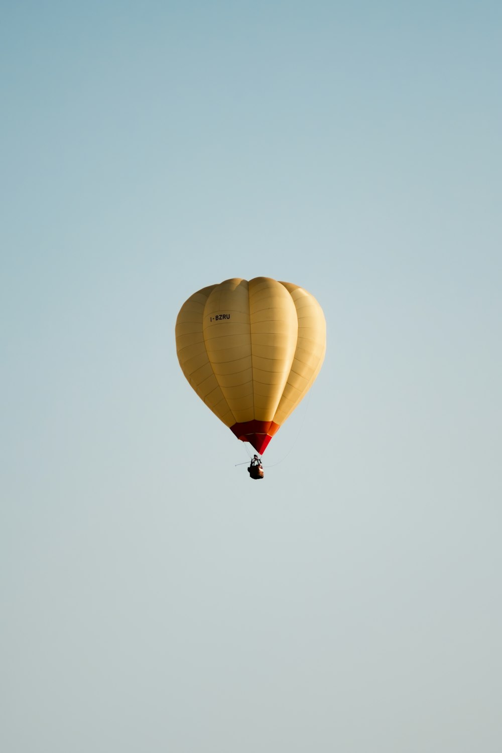 Ein Heißluftballon fliegt am Himmel
