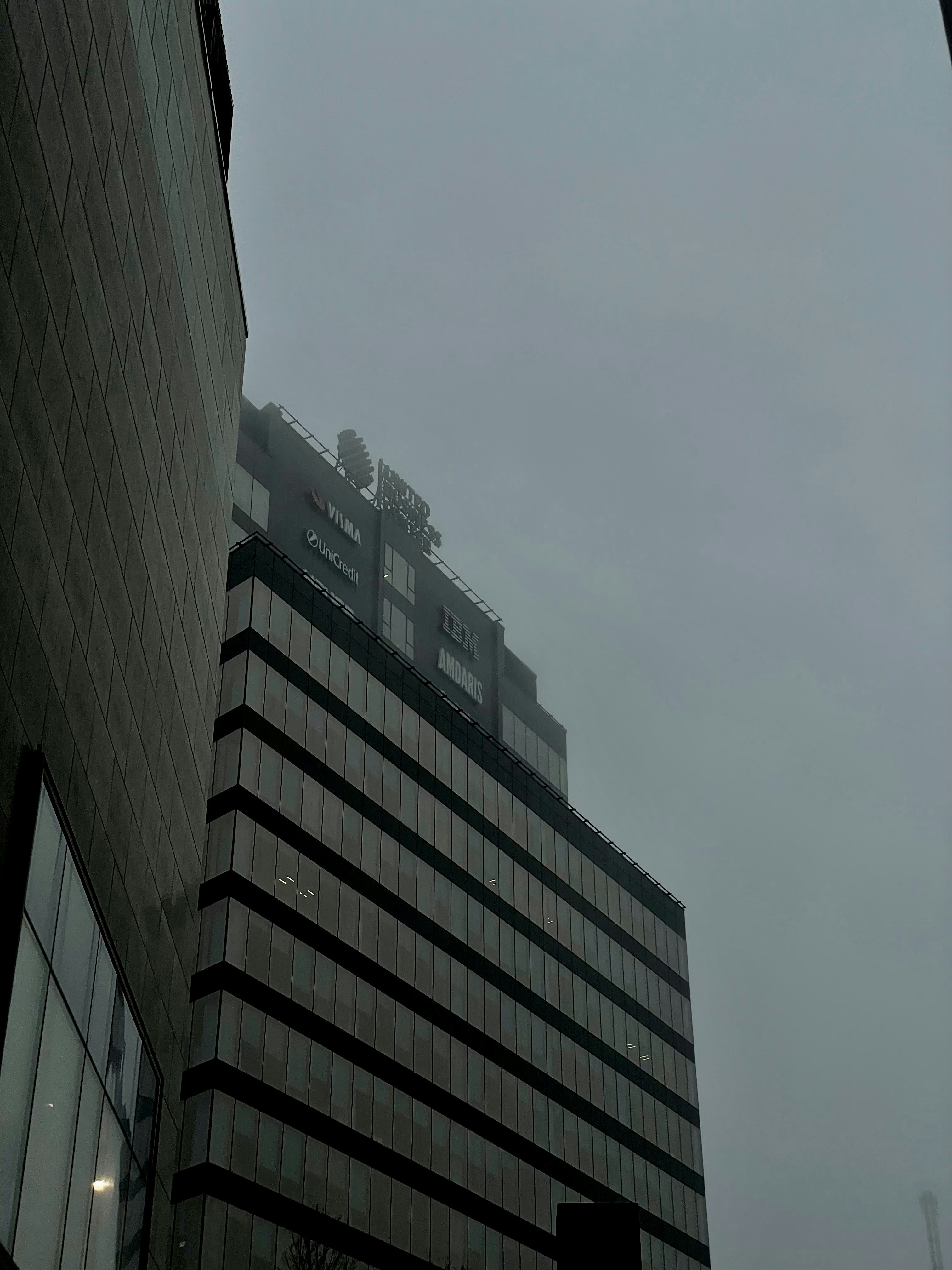 Un edificio muy alto sentado al lado de un edificio alto
