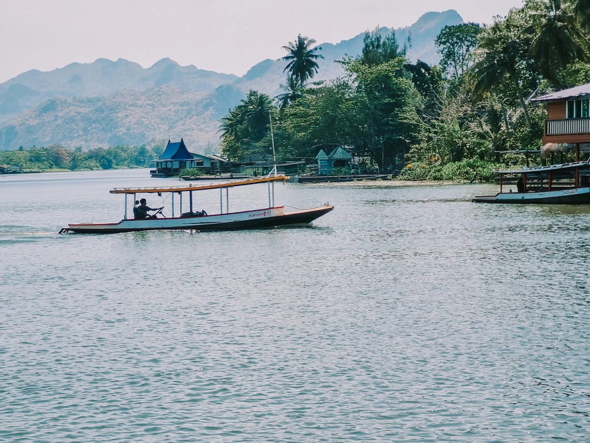 Mahakam River Houseboat Safari & Lake Jempang Dolphin Spotting