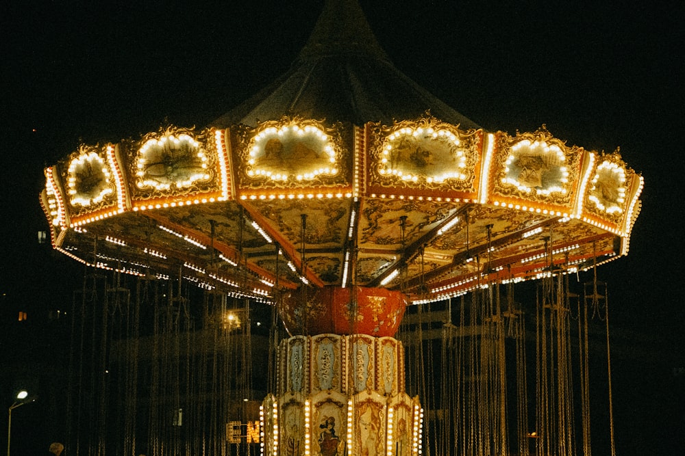 Ein Karussell in der Nacht mit Lichtern drauf