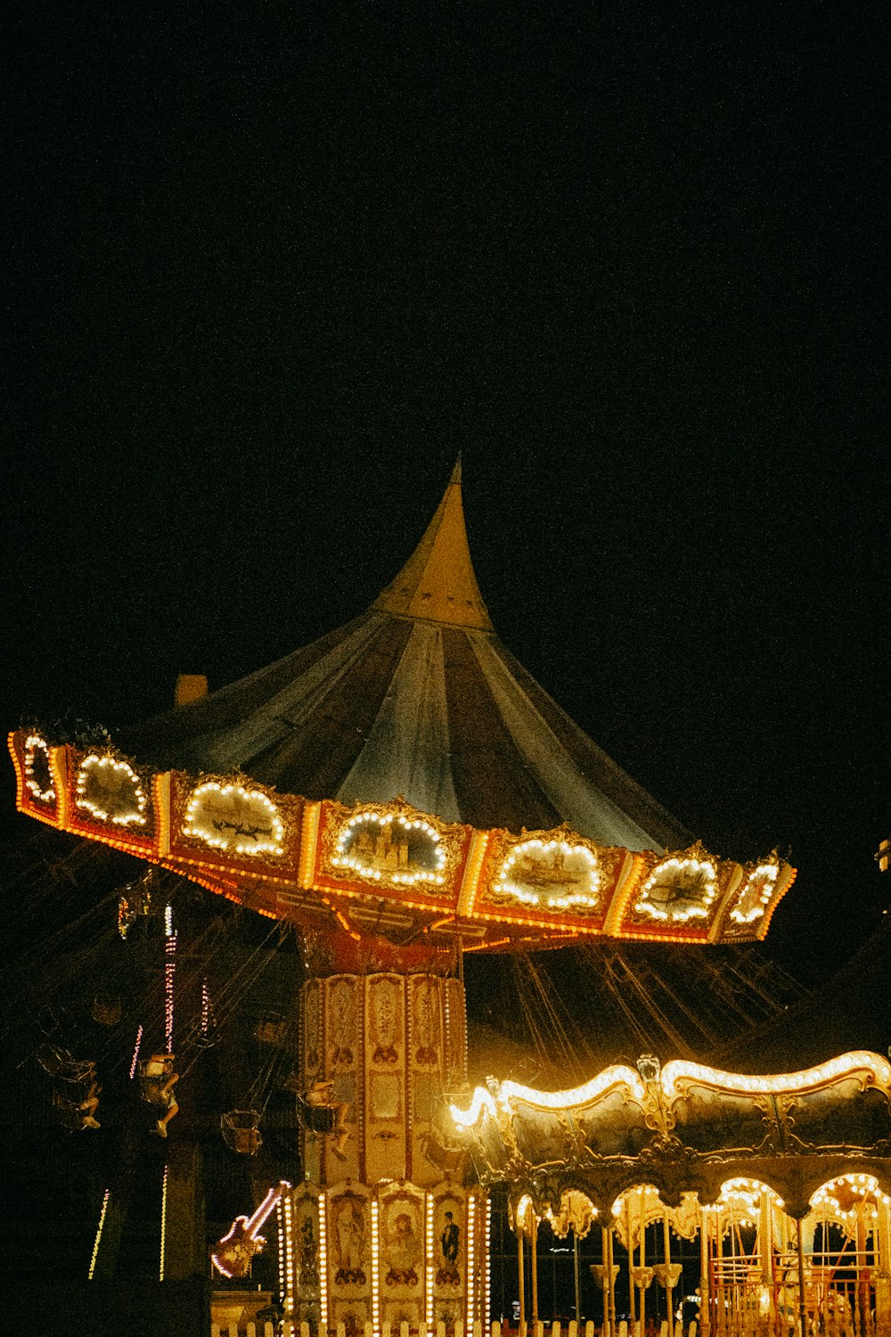 Ein Karussell bei Nacht mit Lichtern
