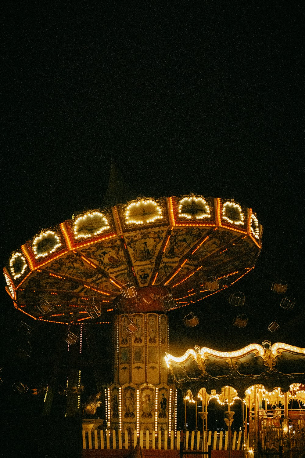 Un tiovivo por la noche con luces