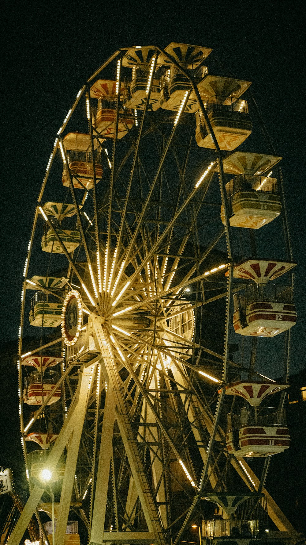 uma roda gigante iluminada durante a noite