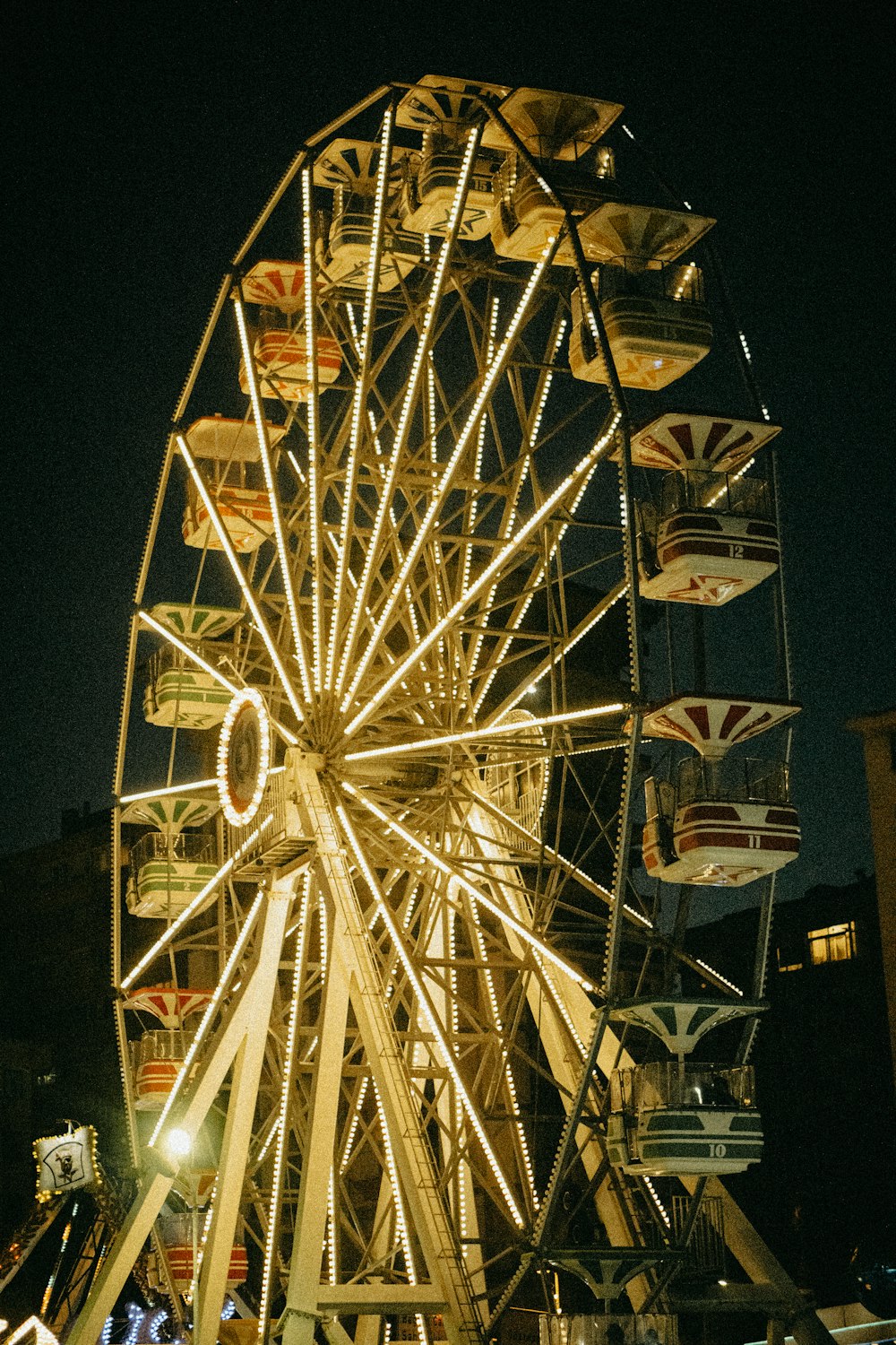 Une grande roue est allumée la nuit