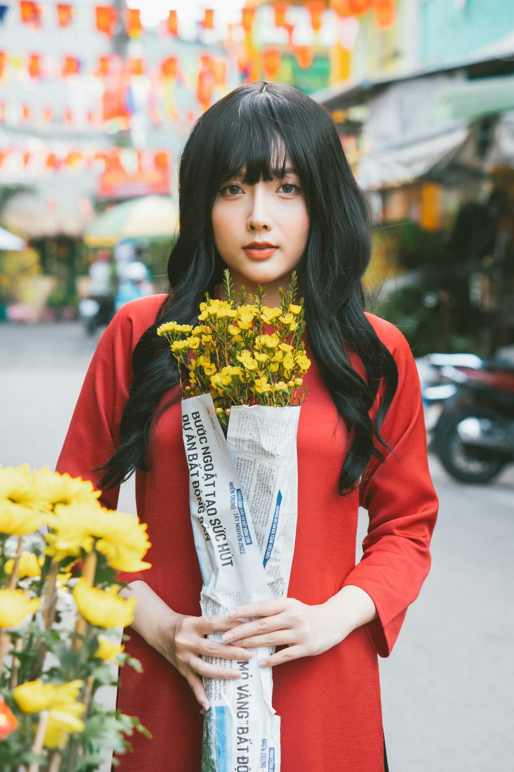 uma mulher segurando um ramo de flores em suas mãos