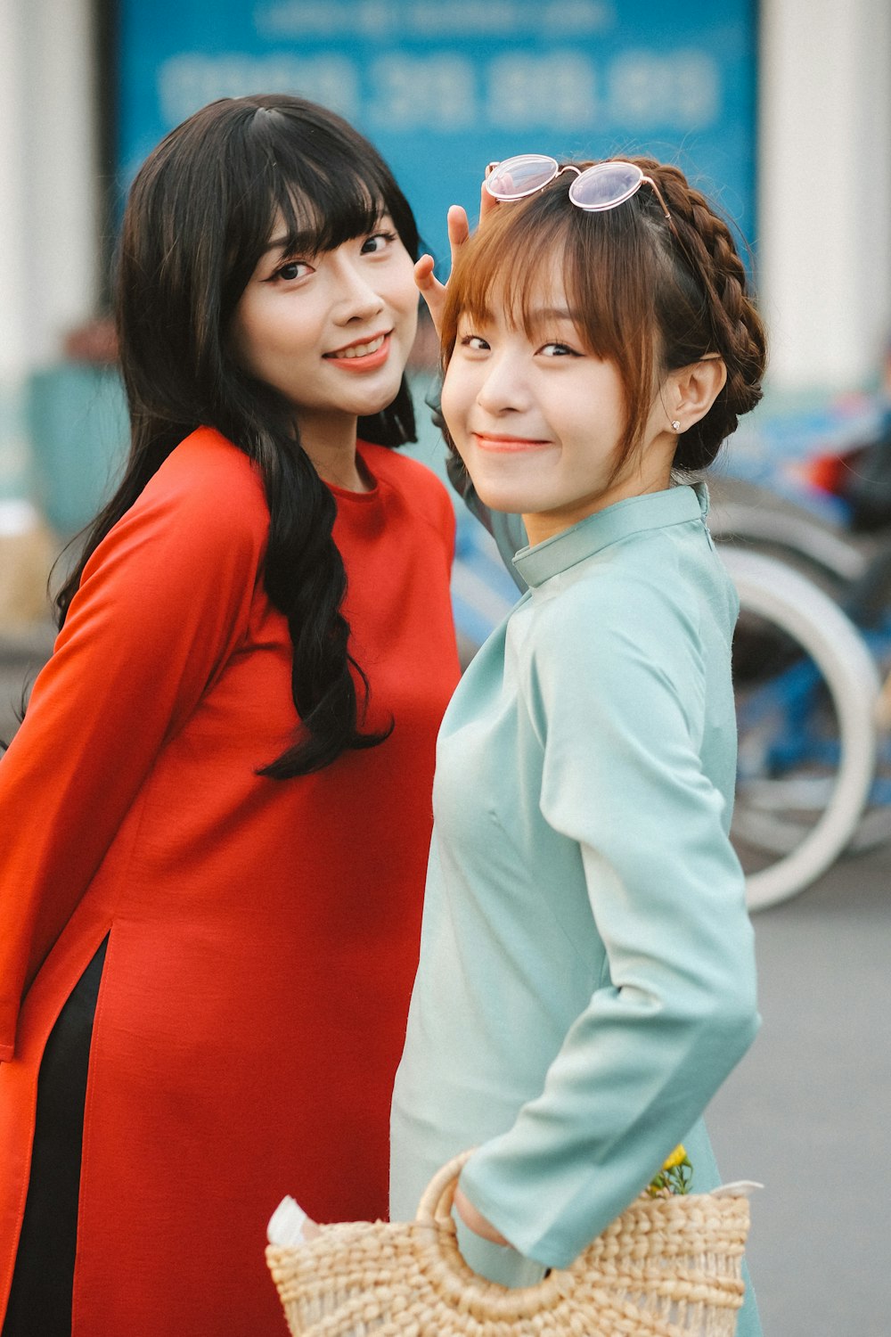 Deux femmes asiatiques debout l’une à côté de l’autre