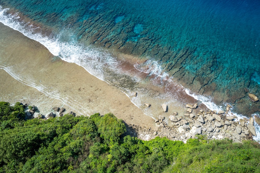 uma vista aérea de uma praia e oceano