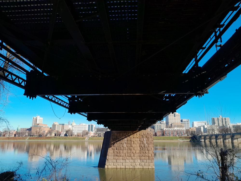 la parte inferior de un puente sobre un cuerpo de agua