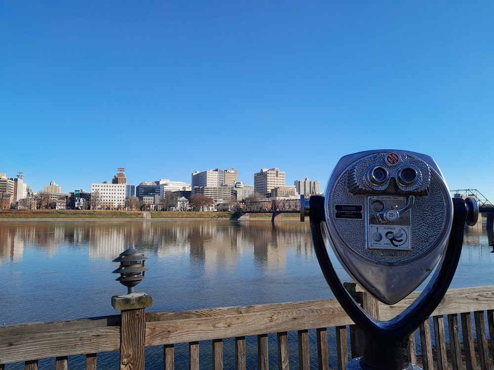 Una vista de una ciudad al otro lado de un lago