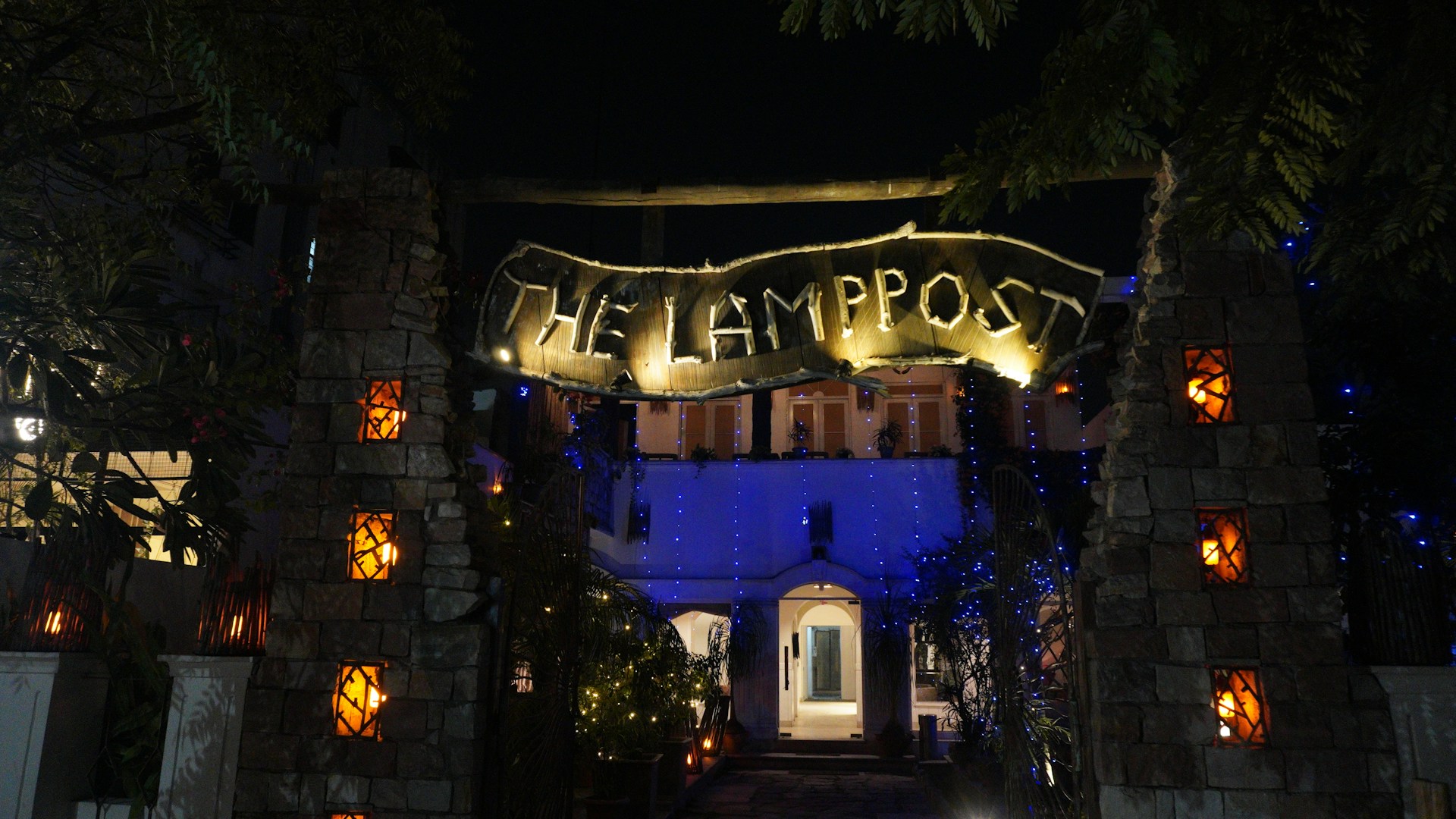 gray computer monitor