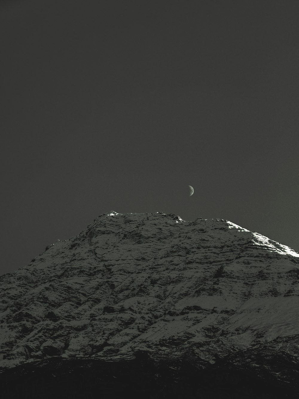 uma montanha com uma meia-lua no céu