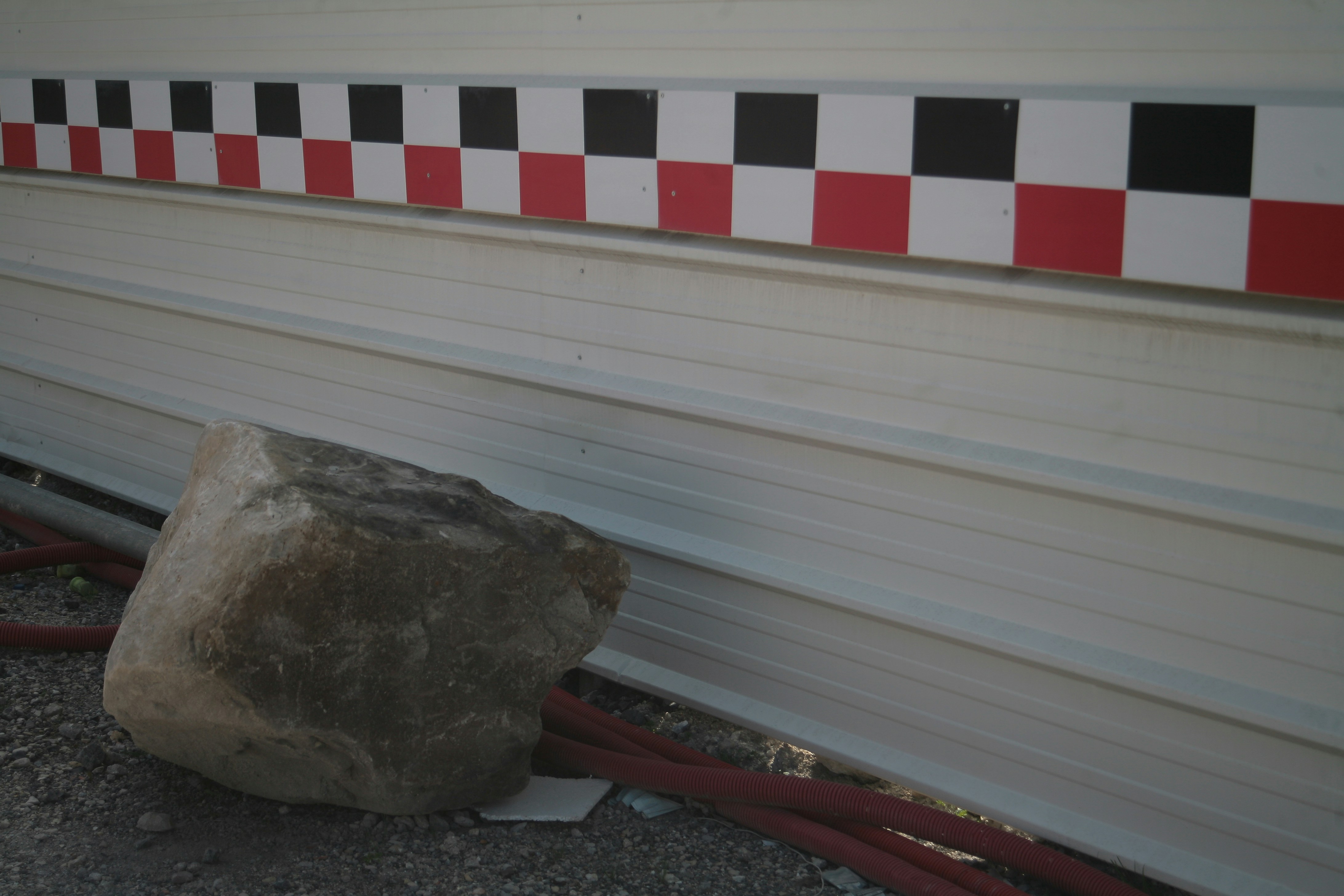 Una roca sentada en el costado de un edificio
