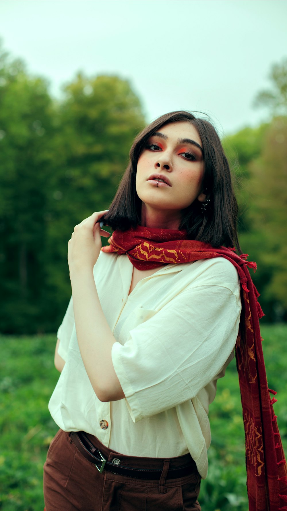 Foto Una mujer con un pañuelo rojo alrededor del cuello – Imagen Irán  gratis en Unsplash
