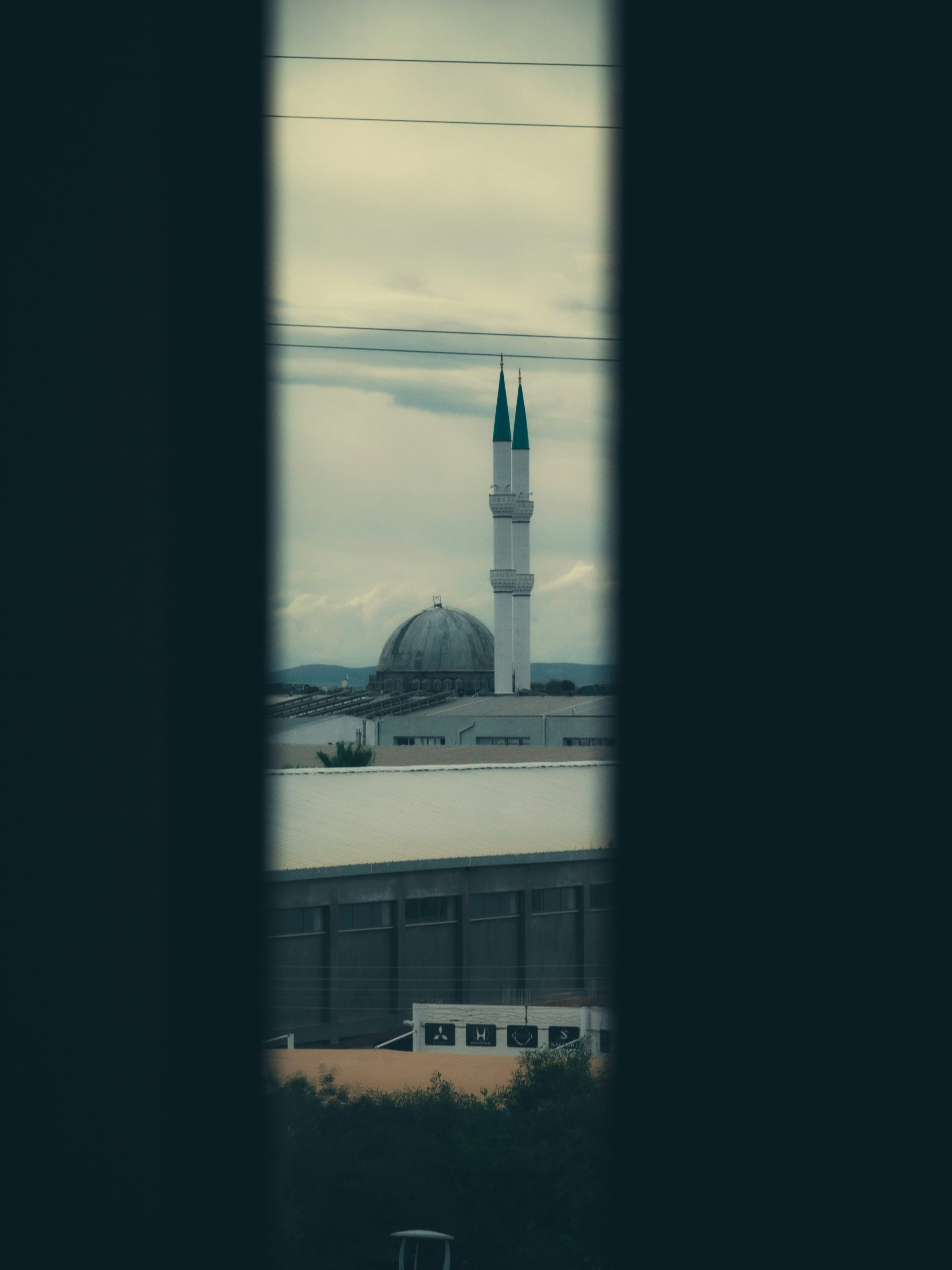 uma vista de uma mesquita através de uma janela