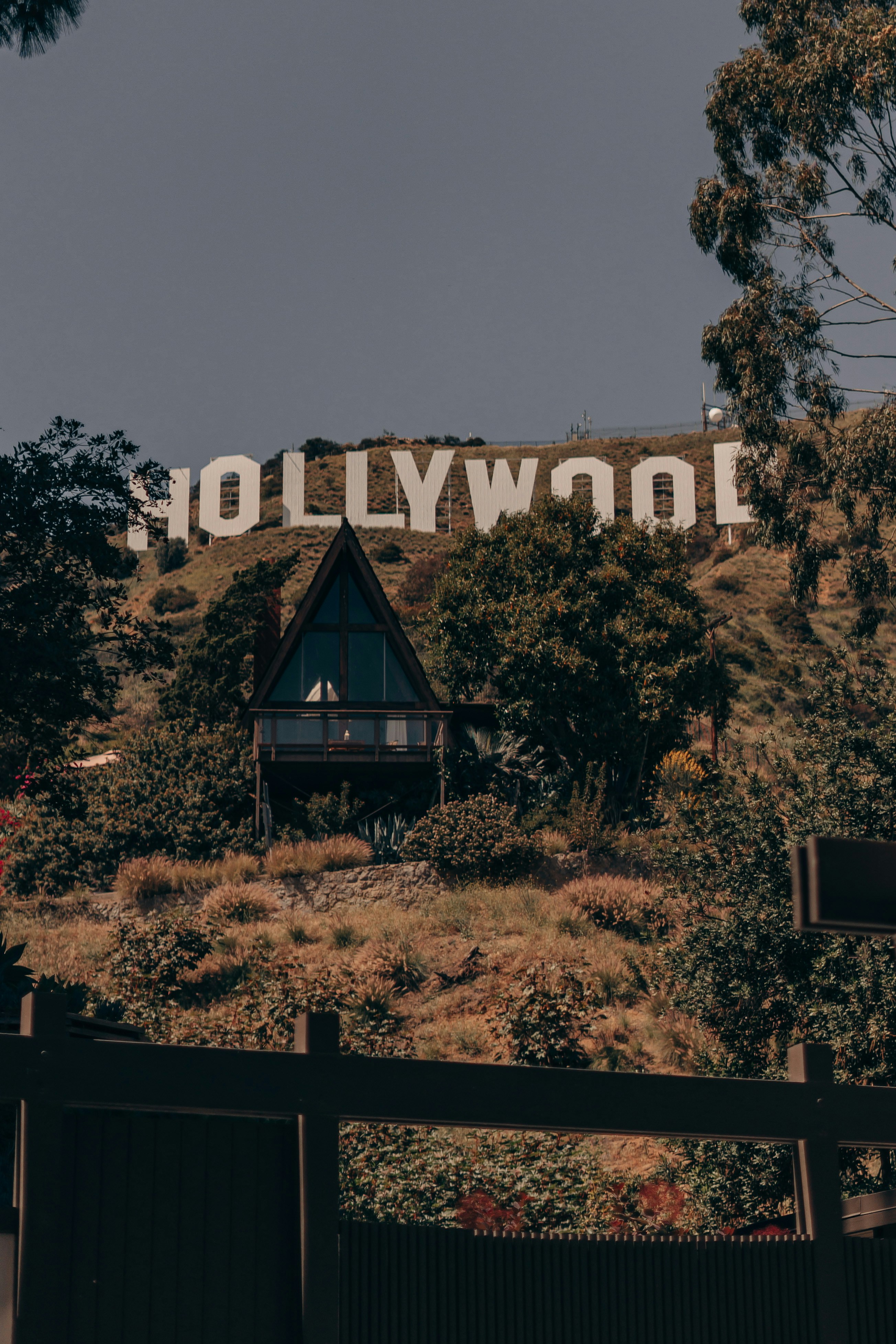 언덕 꼭대기에 할리우드라고 적힌 표지판 사진 – Unsplash의 무료 로스앤젤레스 이미지, image size:3000x4499