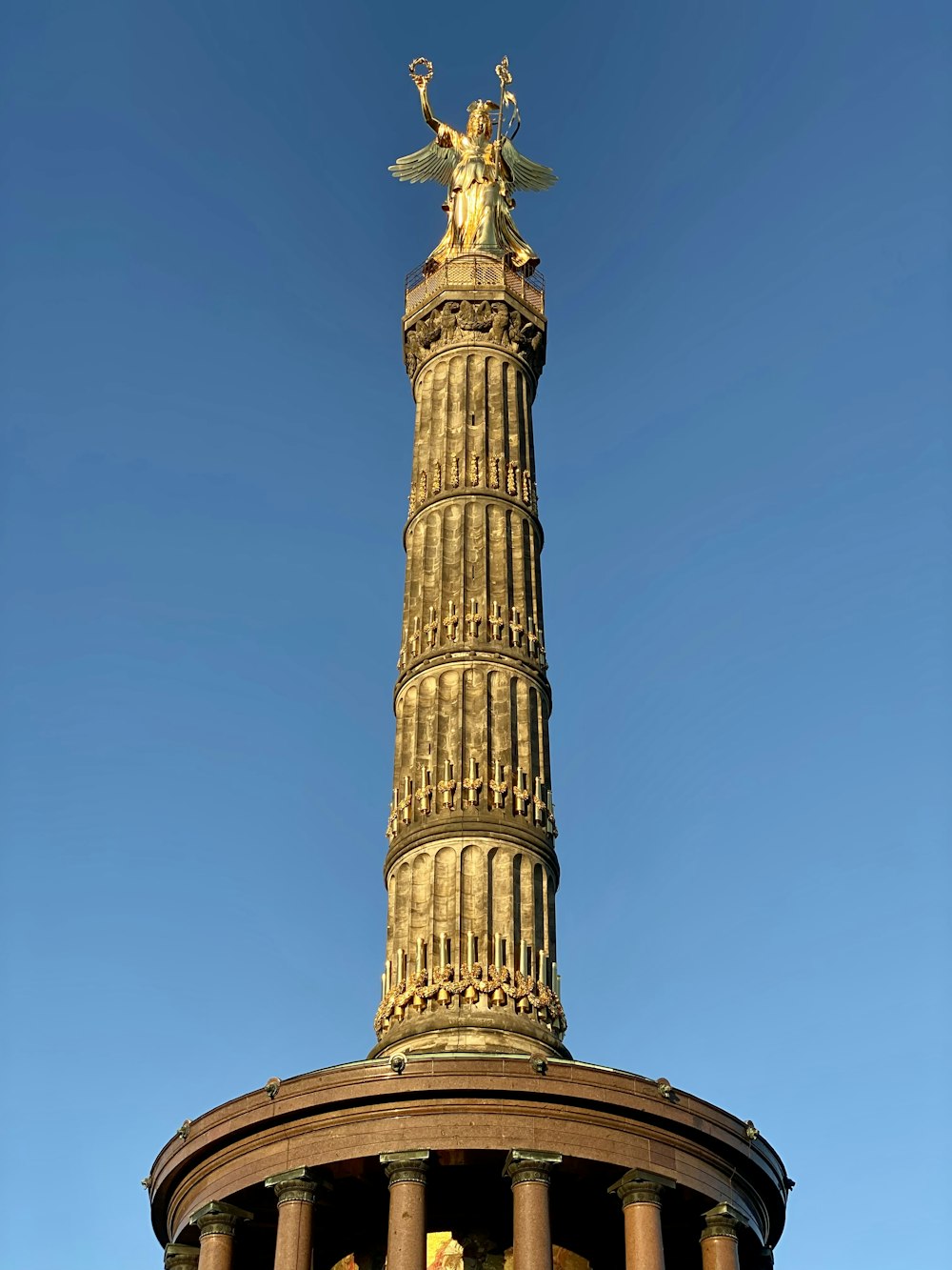 Una estatua dorada en la cima de un edificio alto