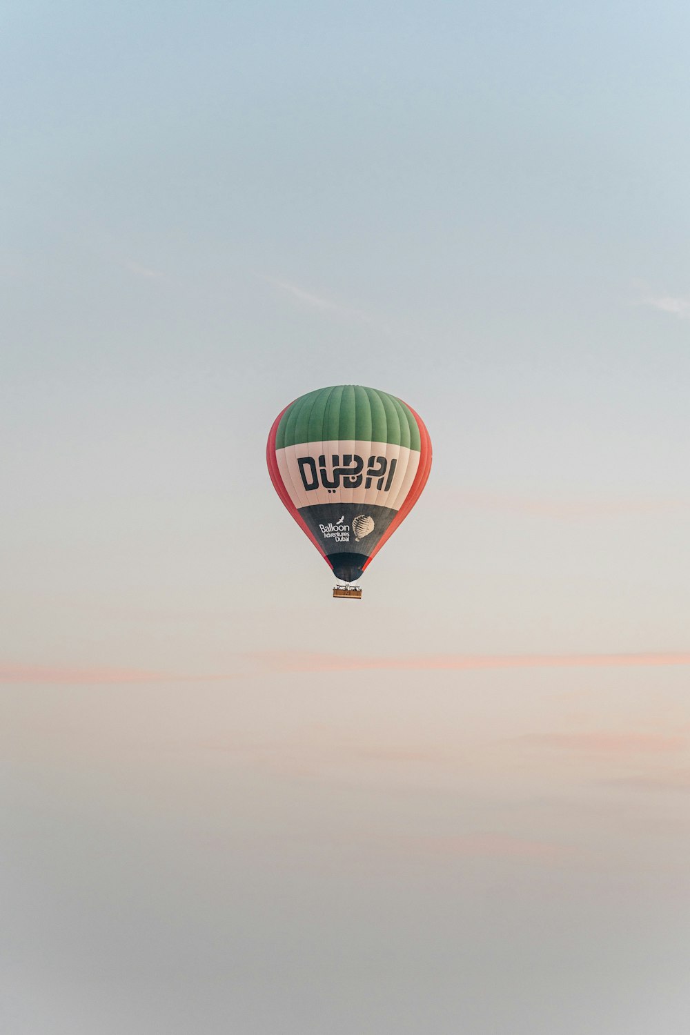 um balão de ar quente voando no céu
