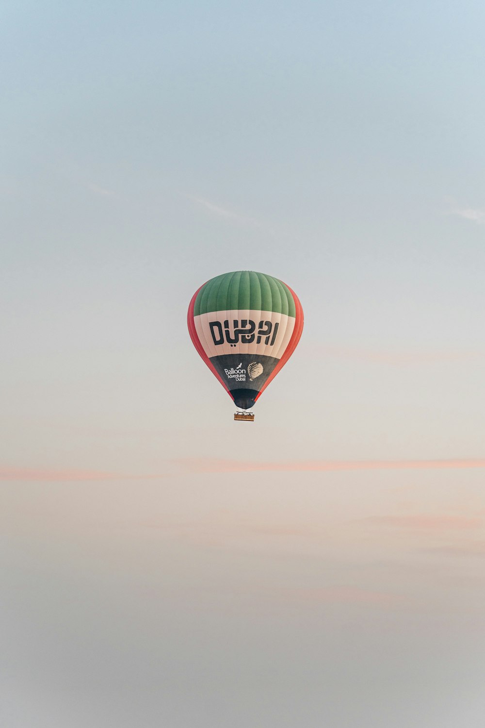 Un globo aerostático volando en el cielo