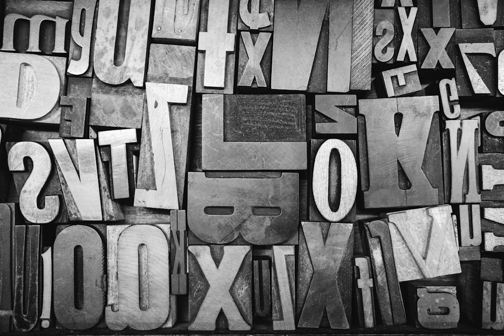 ein Schwarz-Weiß-Foto von Buchstaben und Zahlen