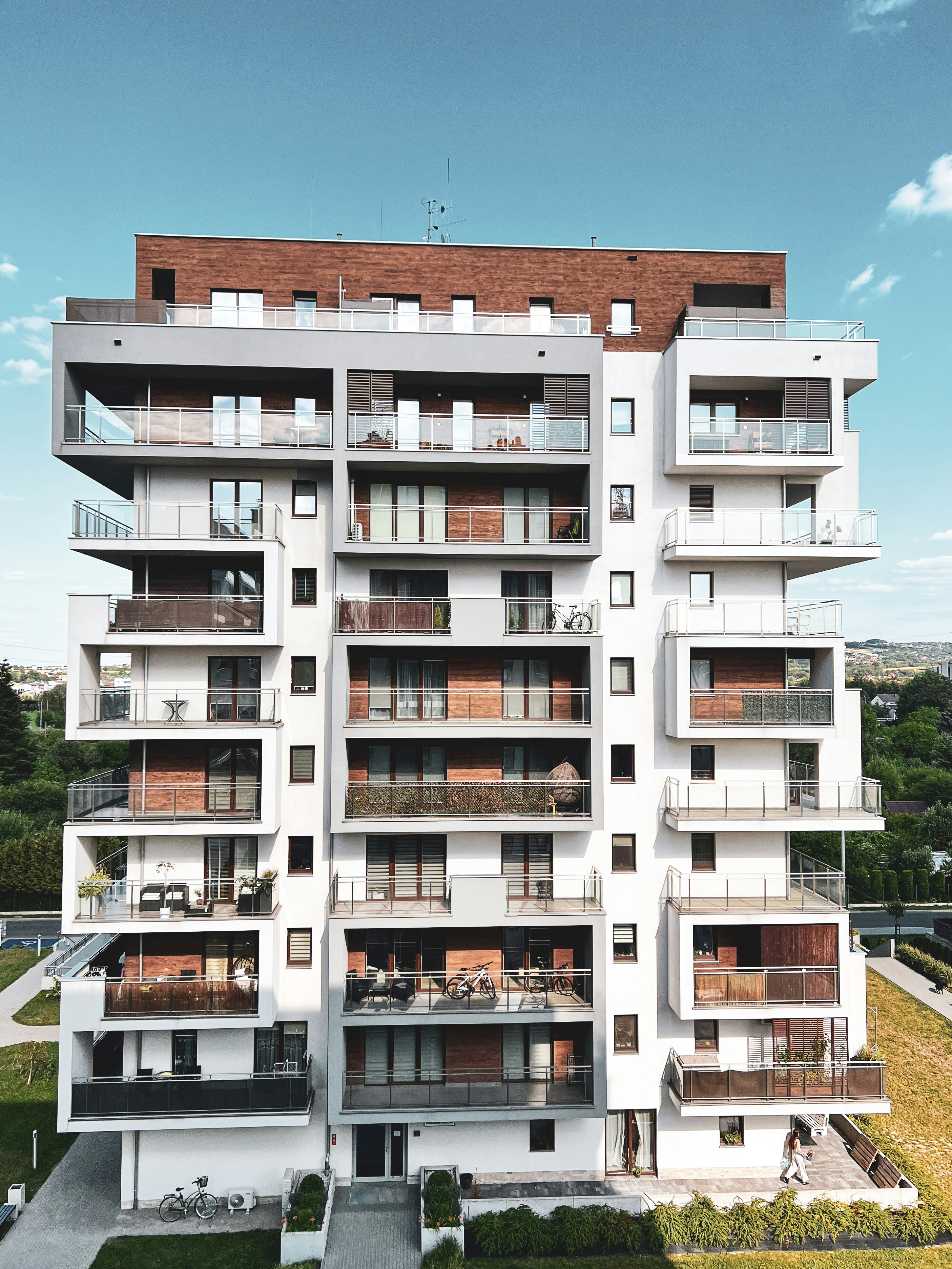 un edificio de apartamentos con balcones y balcones en los balcones