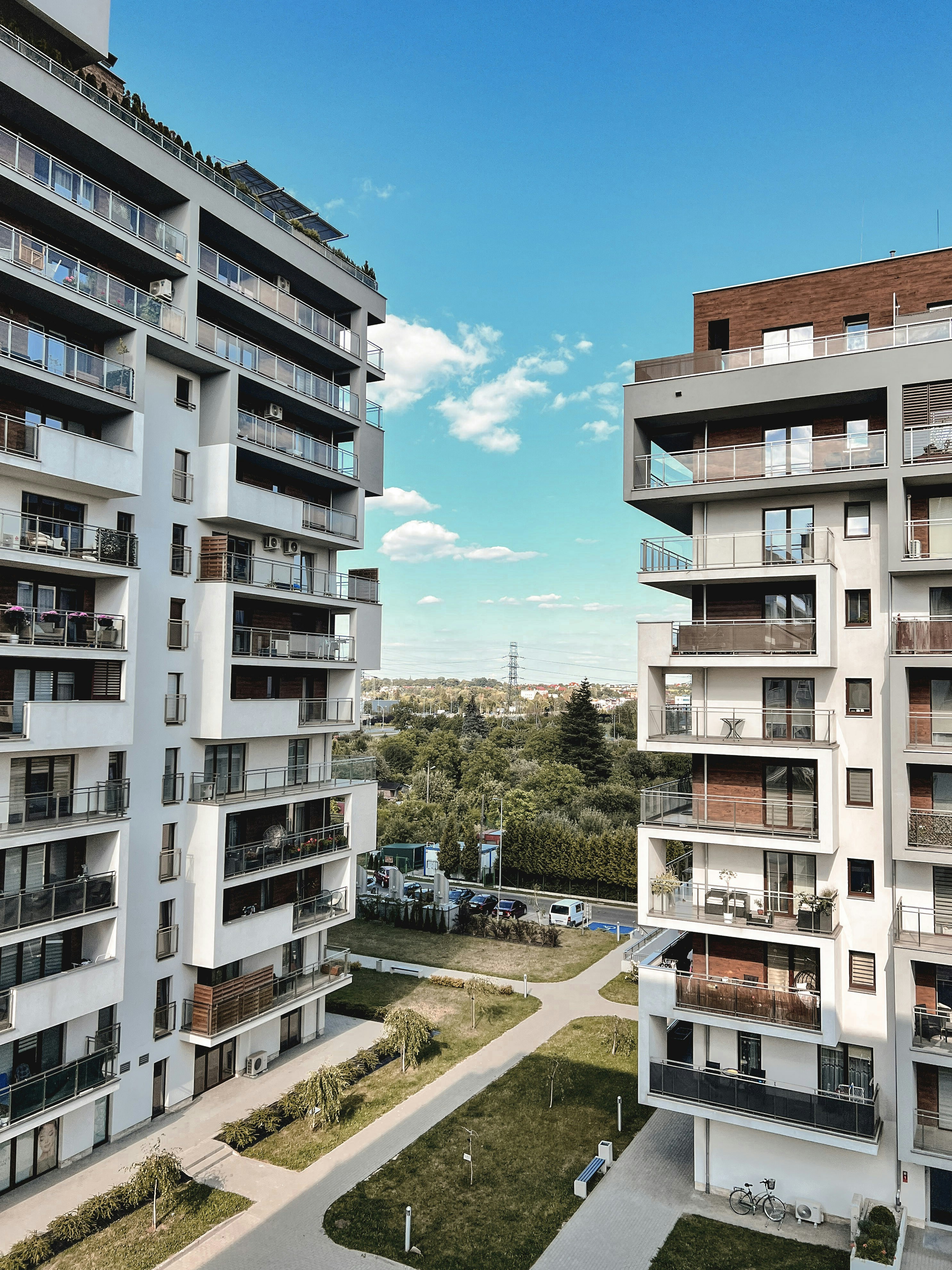 Un par de edificios altos sentados uno al lado del otro