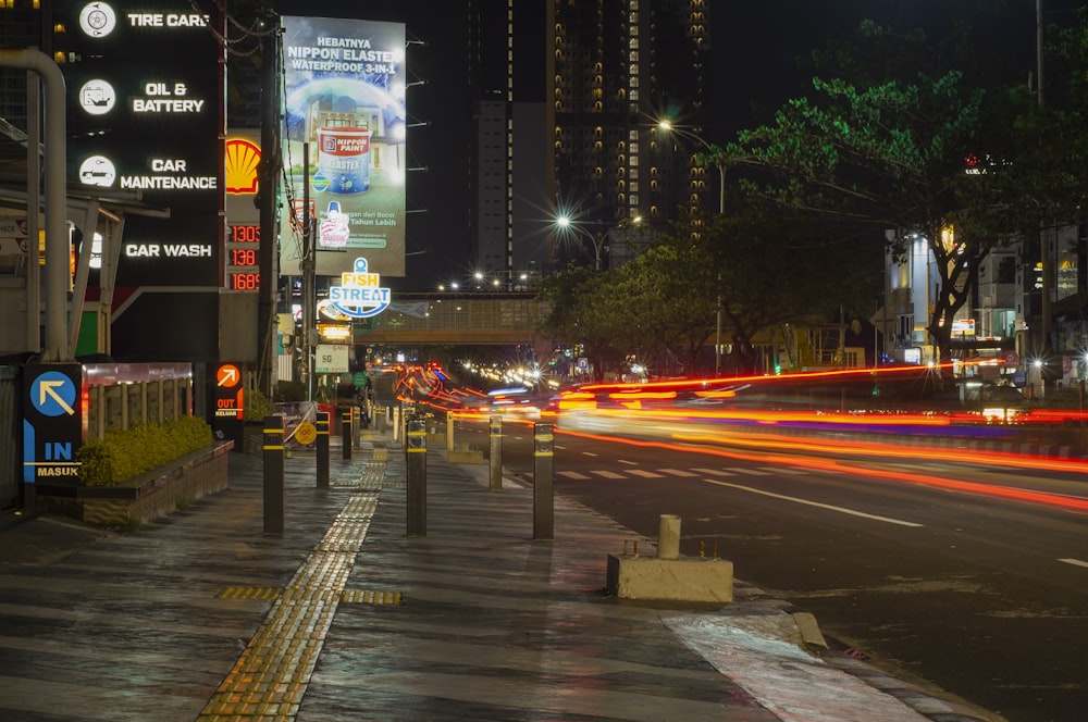Eine Stadtstraße bei Nacht mit viel Verkehr