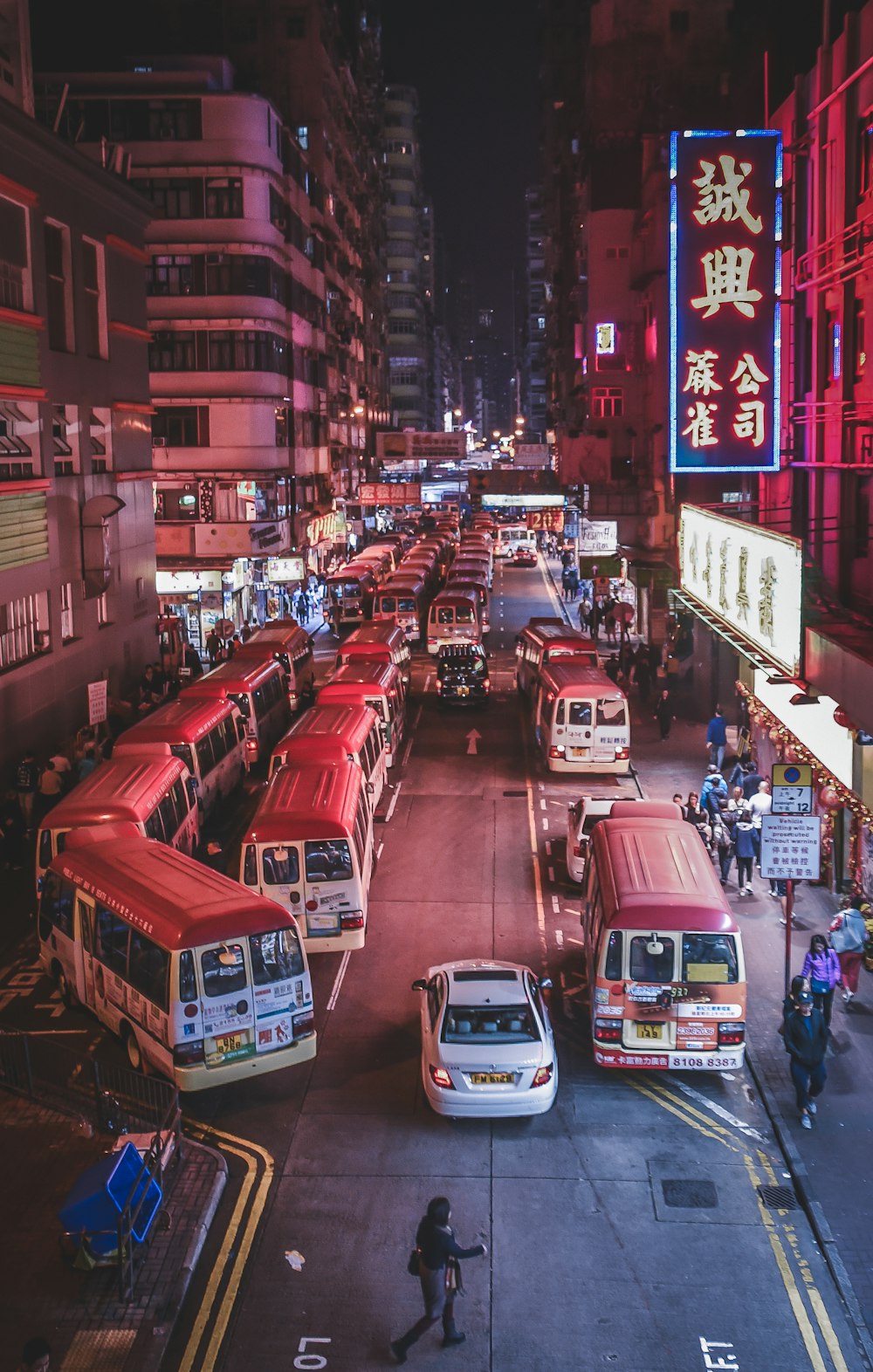 a city street filled with lots of traffic at night