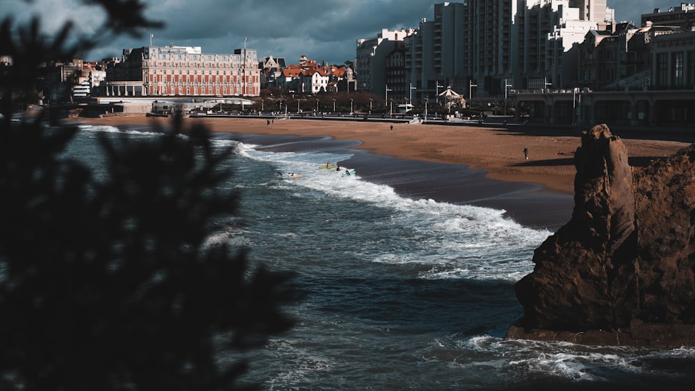 Una vista de una playa con edificios al fondo