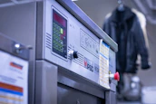 Close-up of a smartphone screen displaying Lavaviva app’s washing status and payment confirmation.