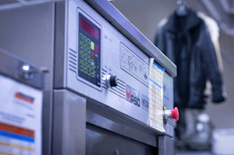 Close-up of a smartphone screen displaying Lavaviva app’s washing status and payment confirmation.