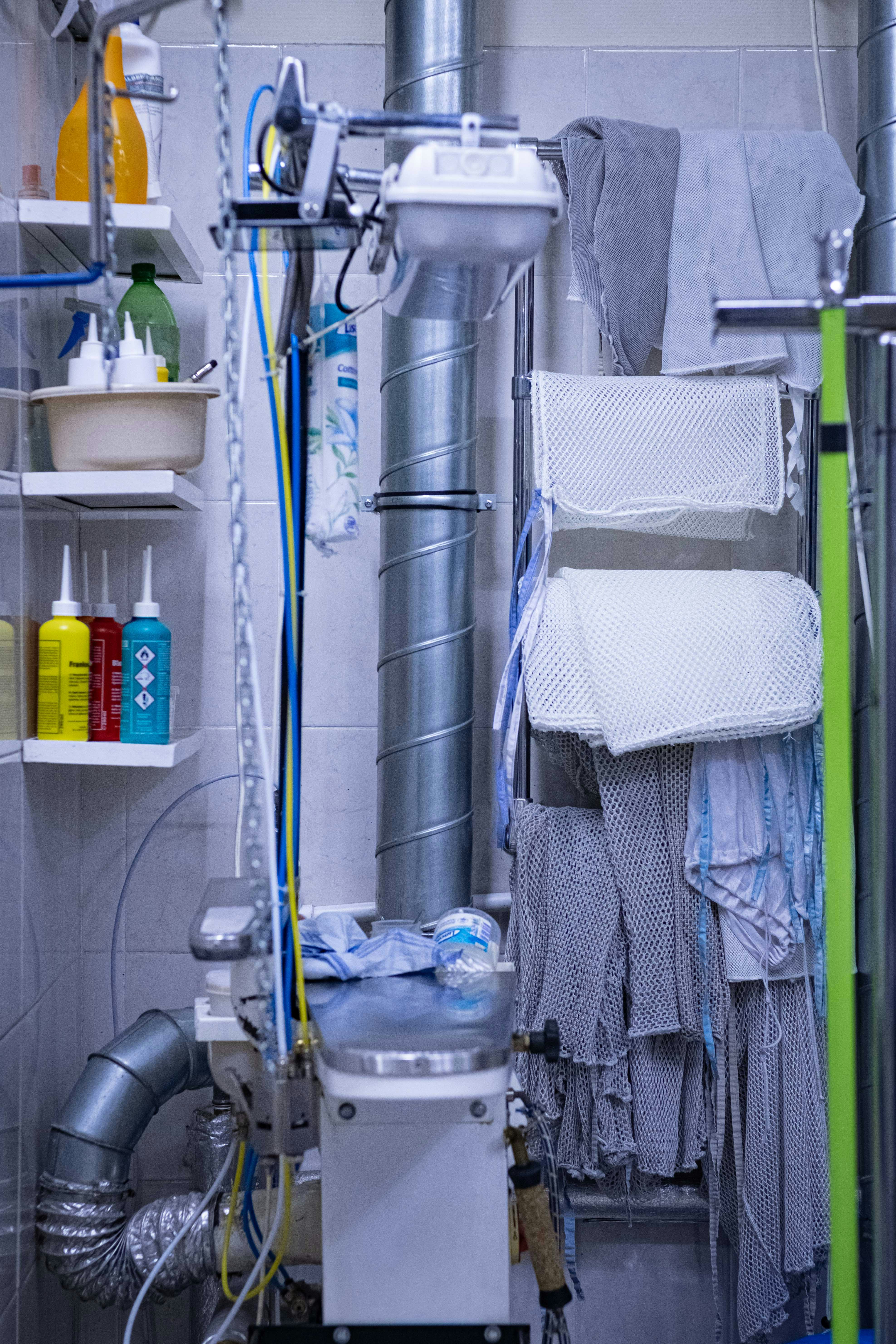 トイレ、シャワー、棚付きのバスルーム