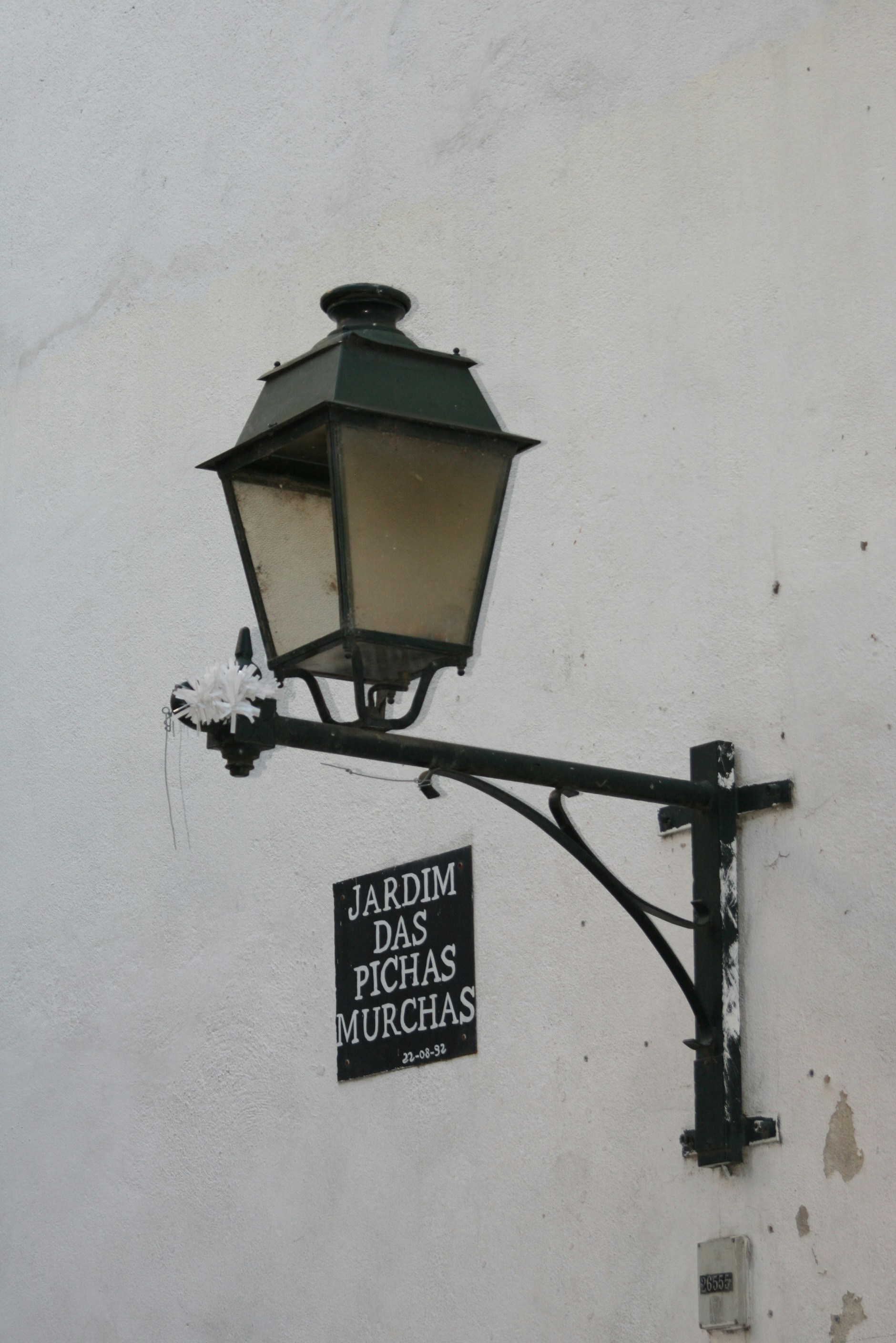 看板が側面にぶら下がっている街灯