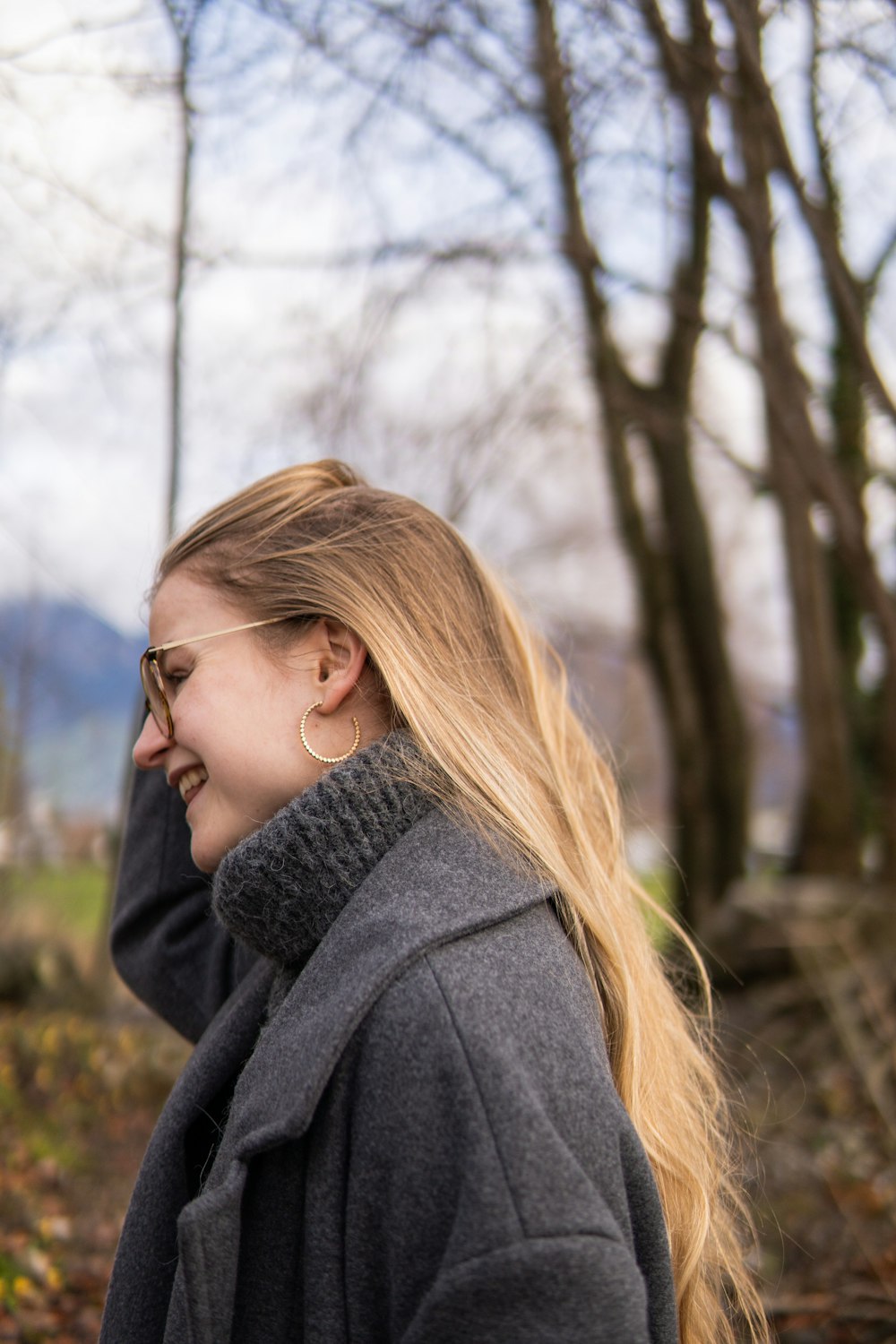 eine Frau mit langen blonden Haaren und Brille