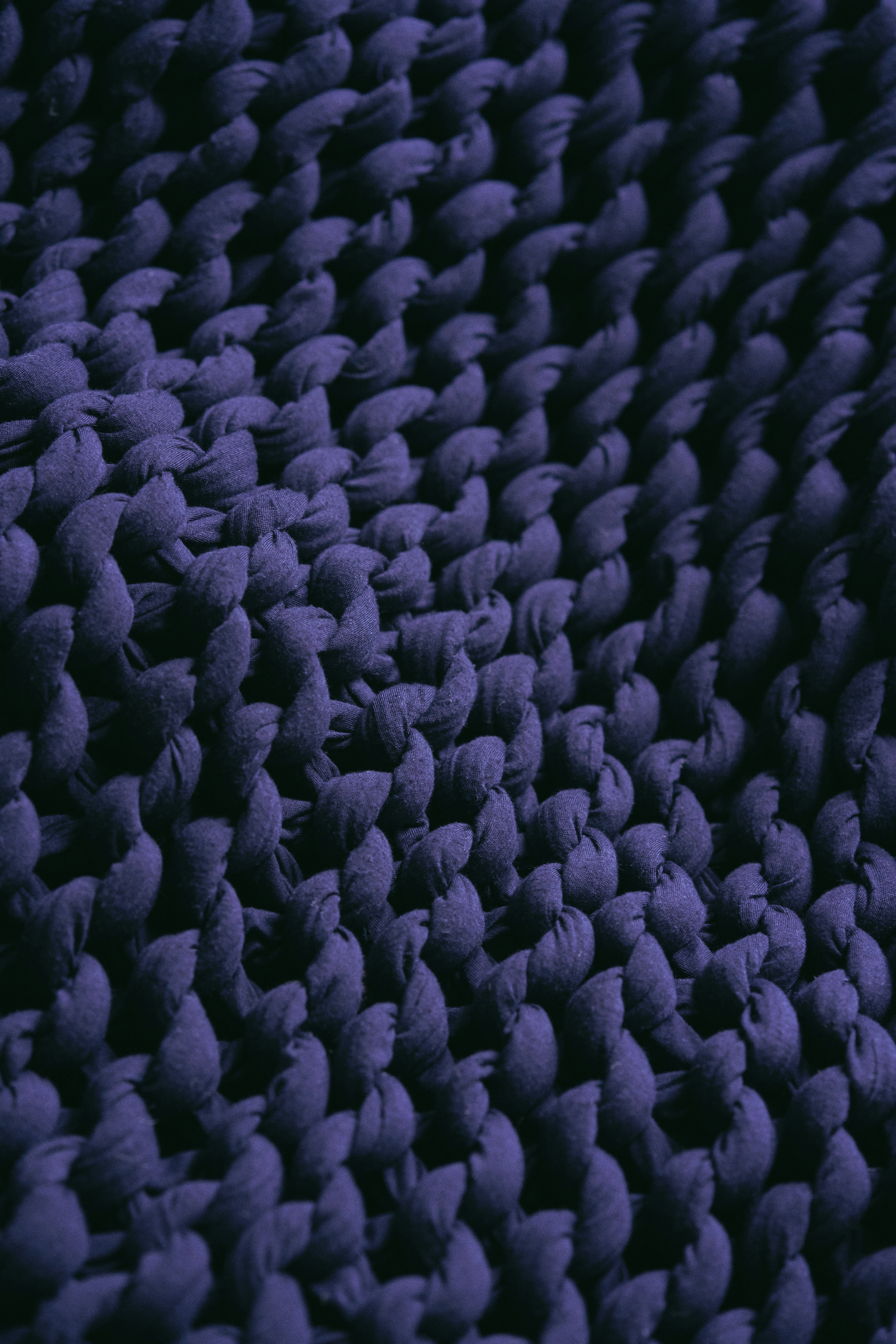 Nahaufnahme eines lila Teppichs