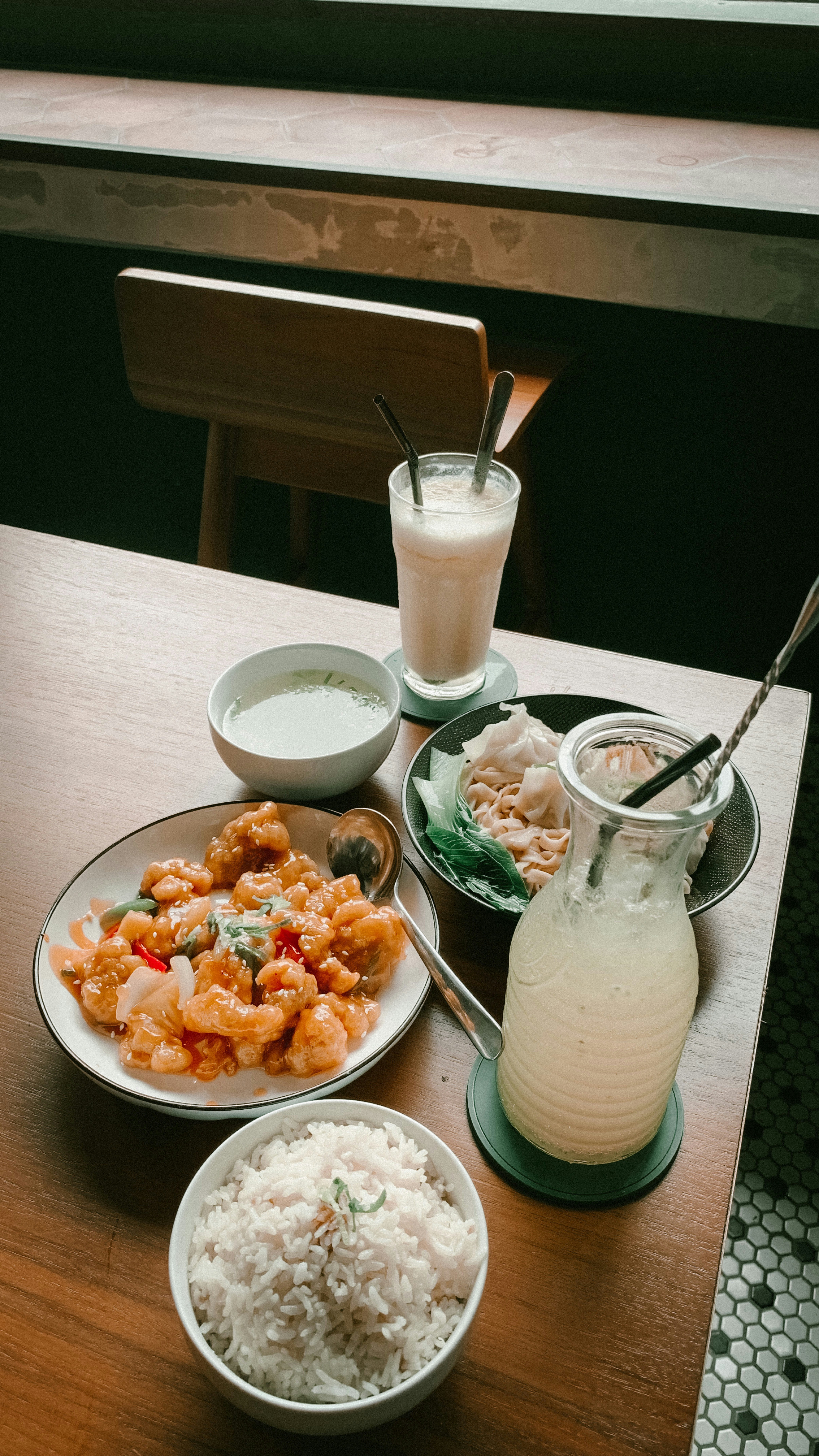 una mesa de madera cubierta con platos de comida y bebidas