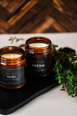 a couple of candles sitting on top of a tray - Bild von Von Hailey Moeller / Unsplash