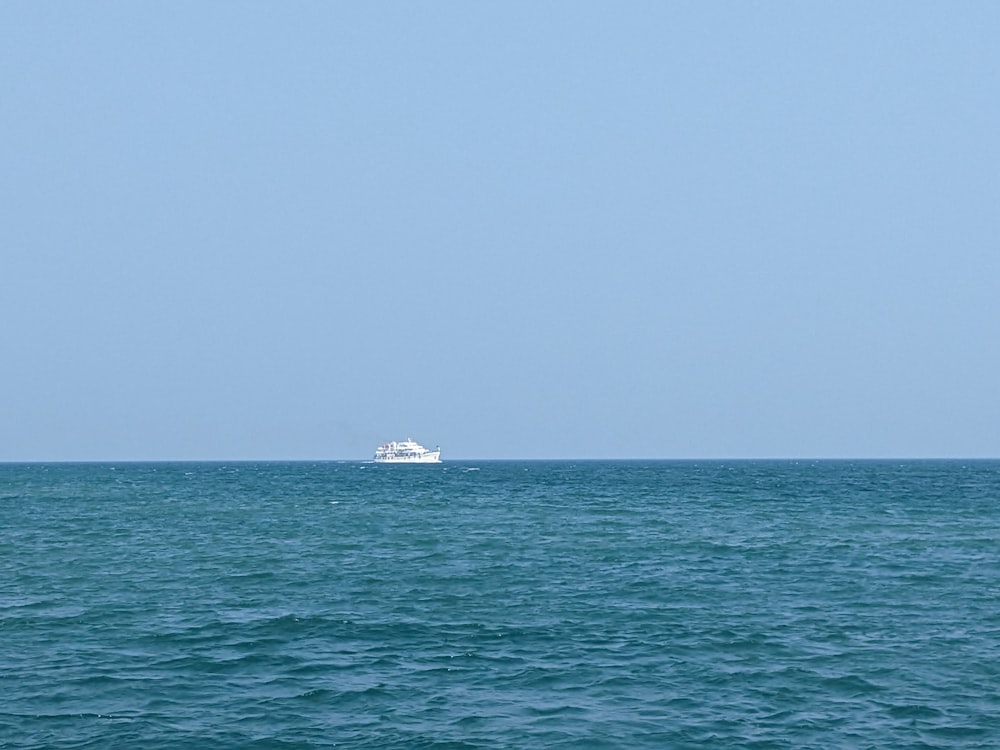 Un gran barco blanco en medio del océano