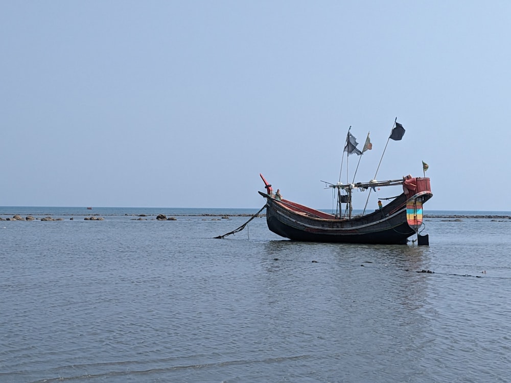 un barco flotando sobre una gran masa de agua