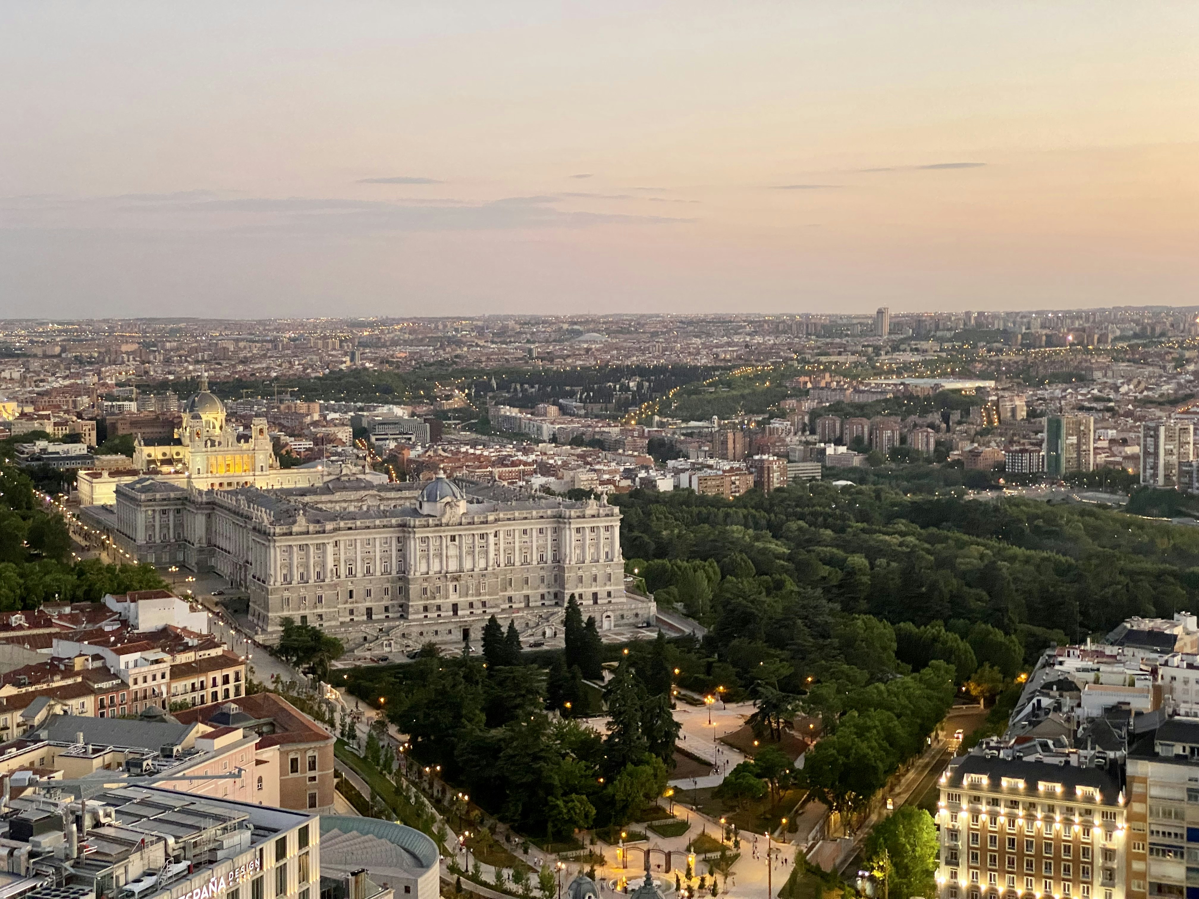 Blick auf eine Stadt von der Spitze eines Gebäudes