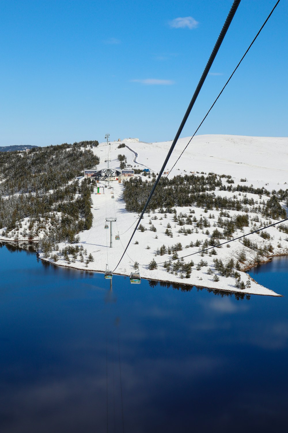 uma vista aérea de uma estação de esqui e lago