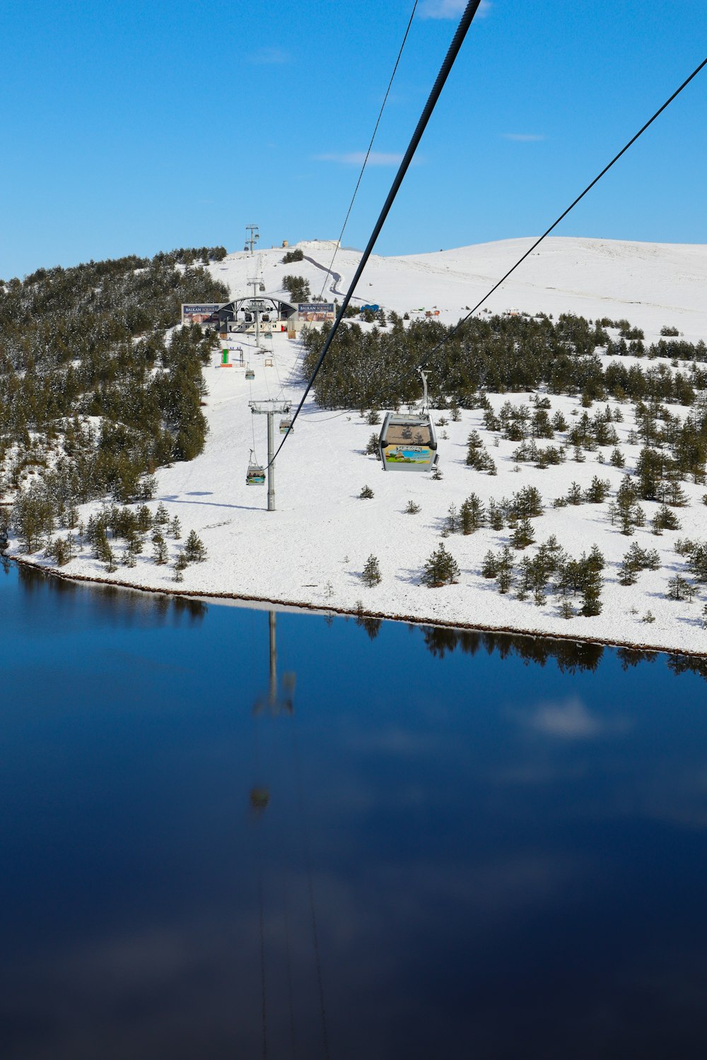 a ski lift going up a snowy mountain