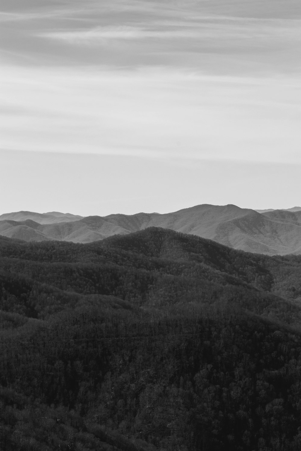 Une photo en noir et blanc d’une chaîne de montagnes