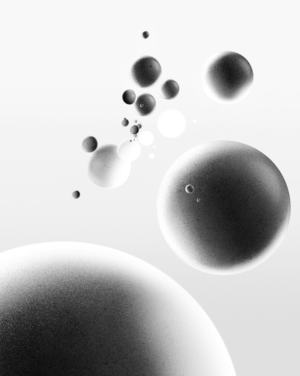 uma foto em preto e branco de algumas bolhas