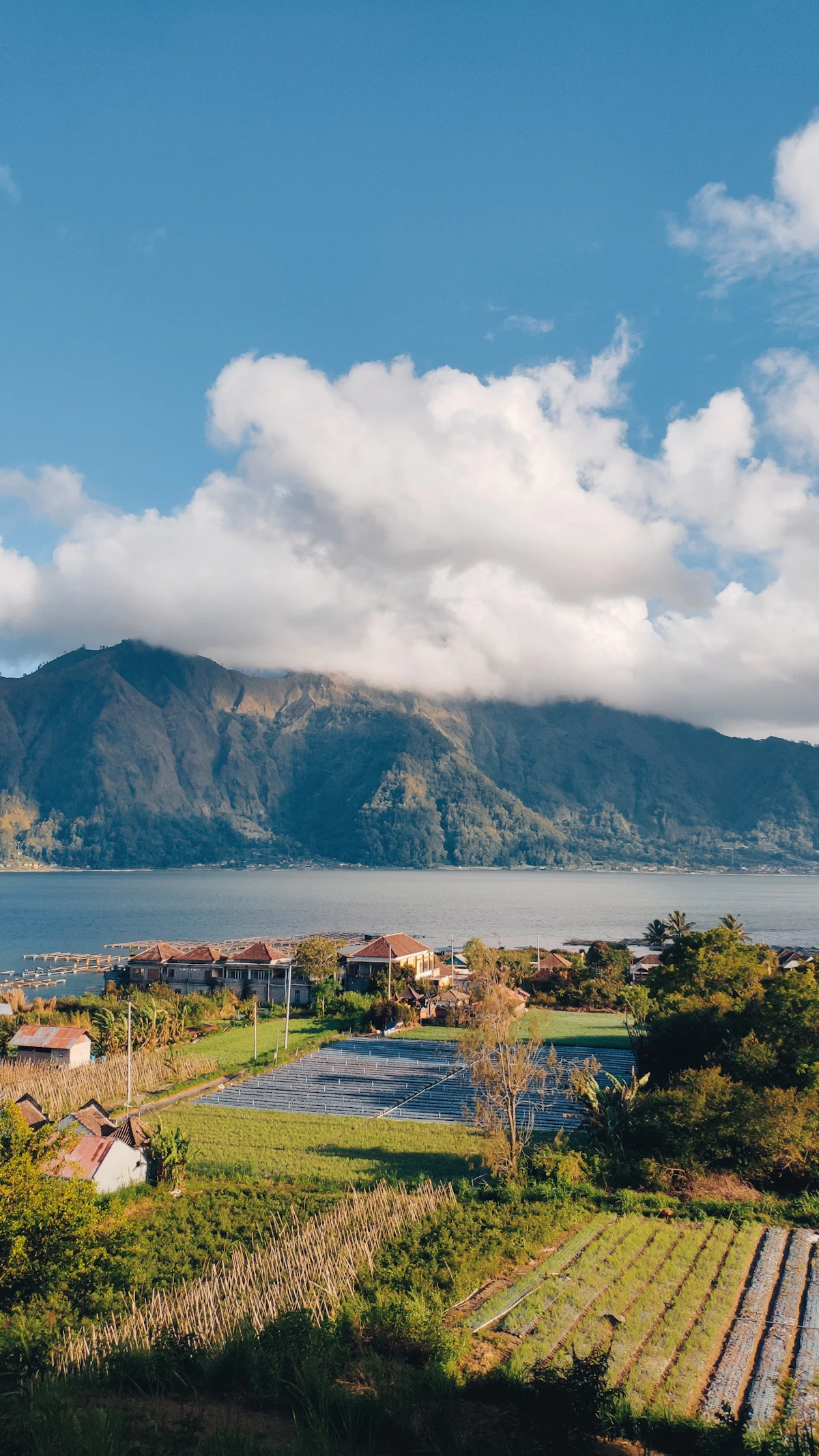 Highland volcanic lake views and cool mountain mist across Kintamani