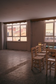 A calm, inviting coaching room with comfortable chairs and soft lighting.